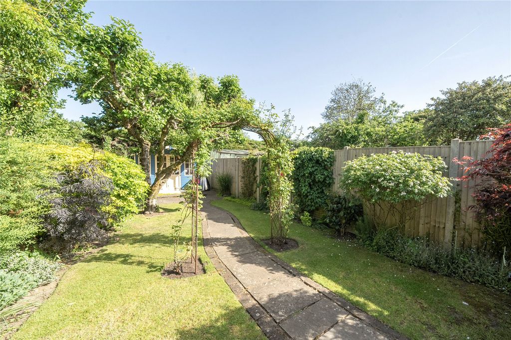 Property photo 2 of 16 Picture No. 12