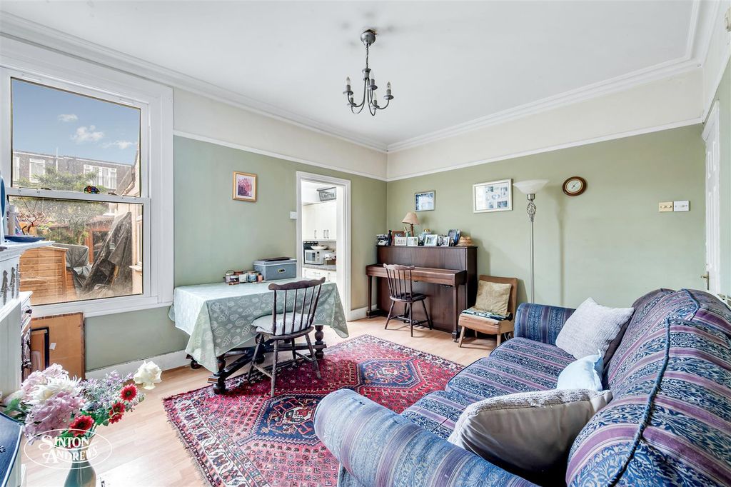 Property photo 3 of 11 37, Cranmer Avenue-4.Jpg