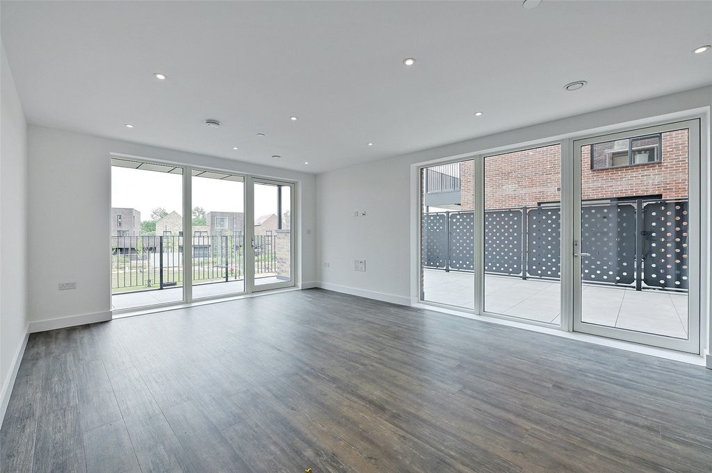 Property photo 3 of 17 Sitting Room