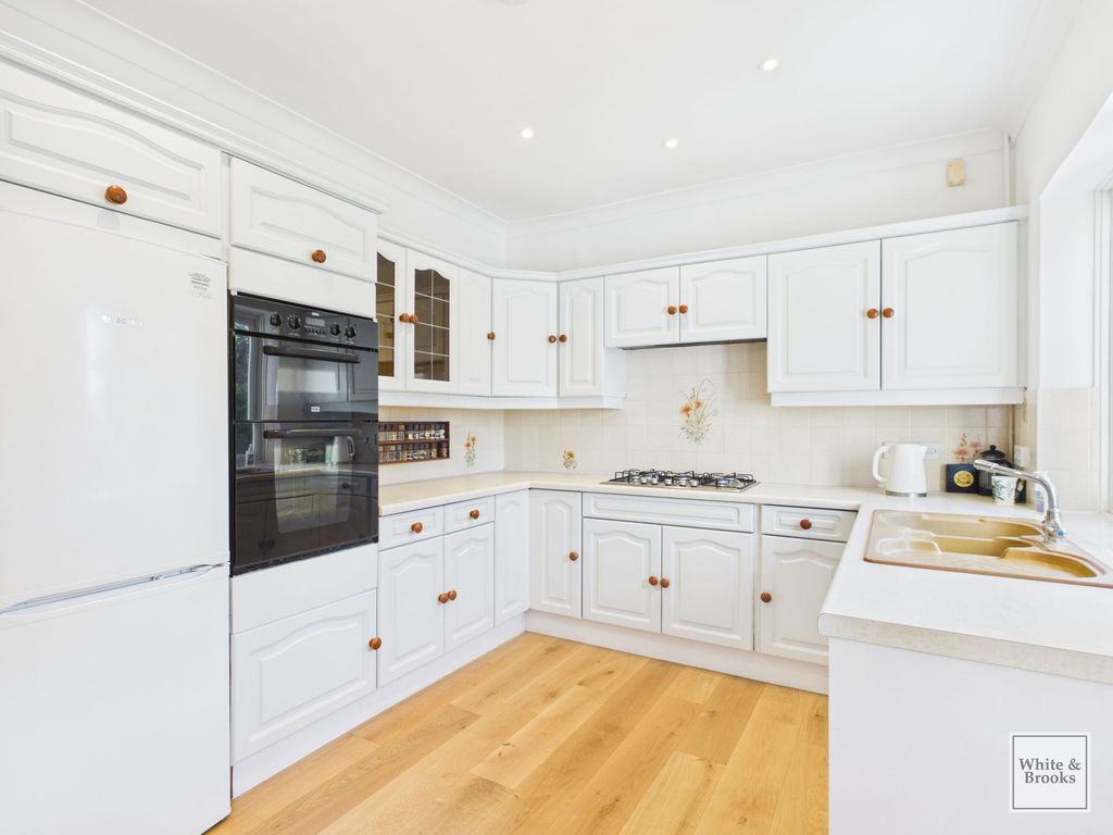 Property photo 3 of 30 Kitchen