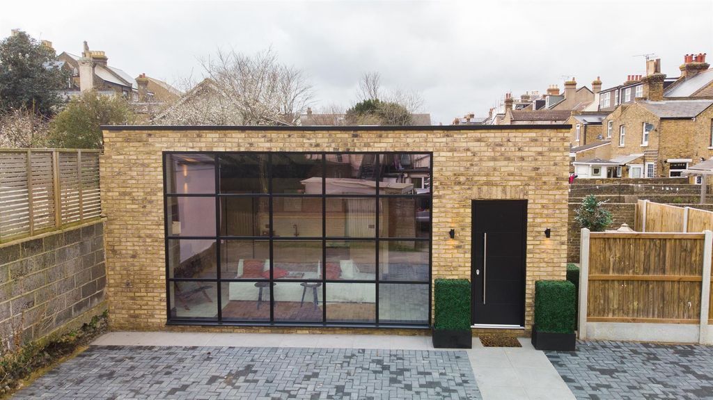 Property photo 1 of 8 Exterior