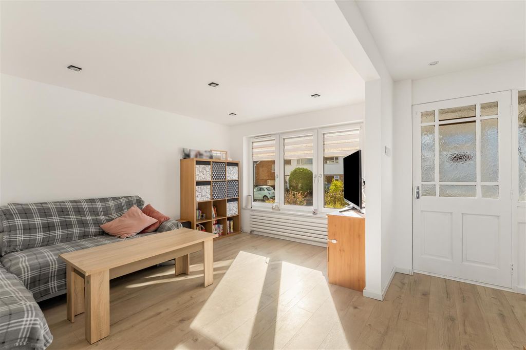 Property photo 2 of 13 42 Morris Drive, Banbury-10.Jpg