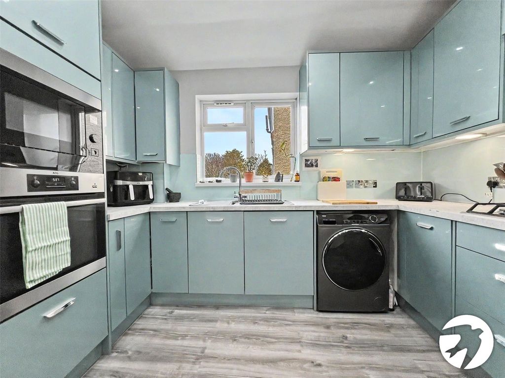 Property photo 2 of 11 Kitchen