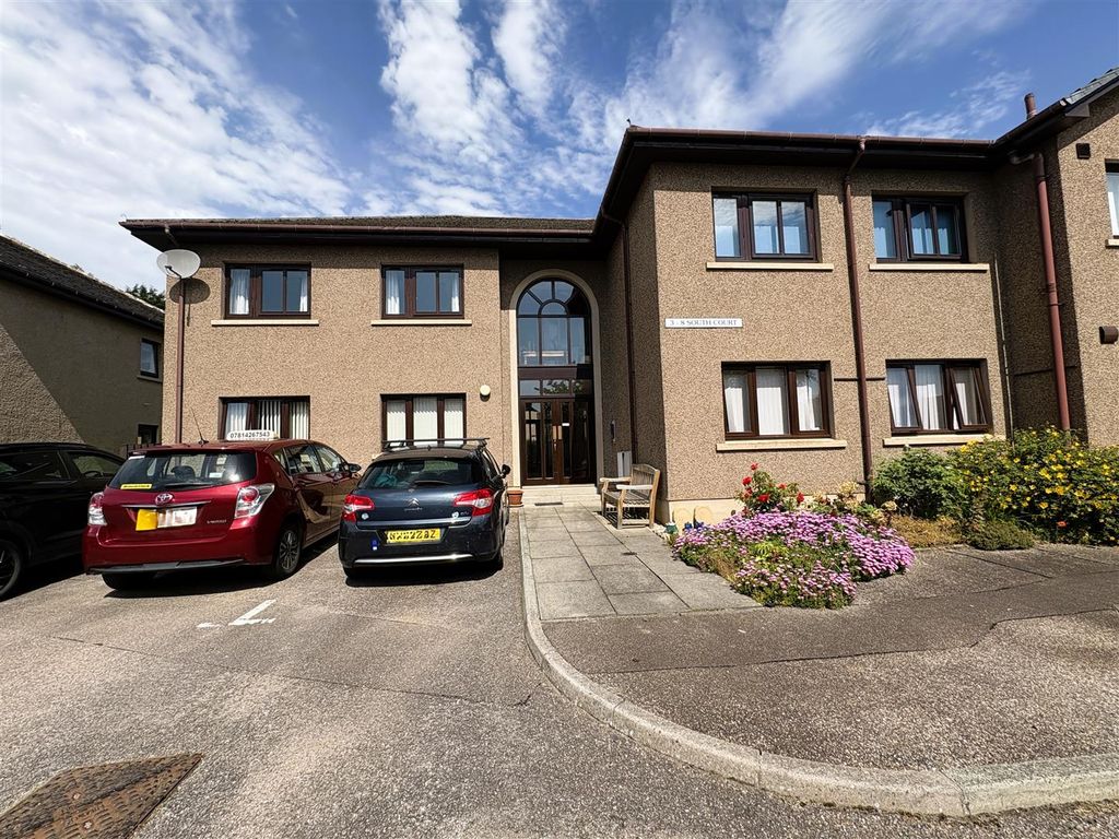 Property photo 1 of 17 8 South Court Elgin