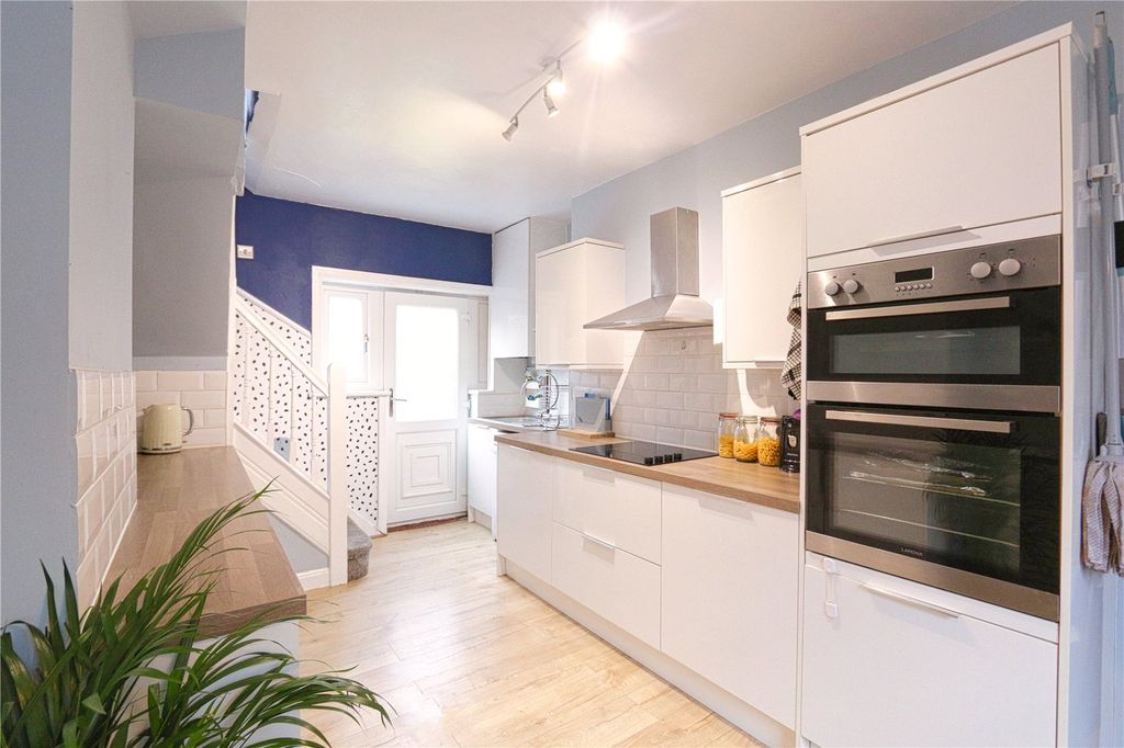 Property photo 3 of 10 Kitchen
