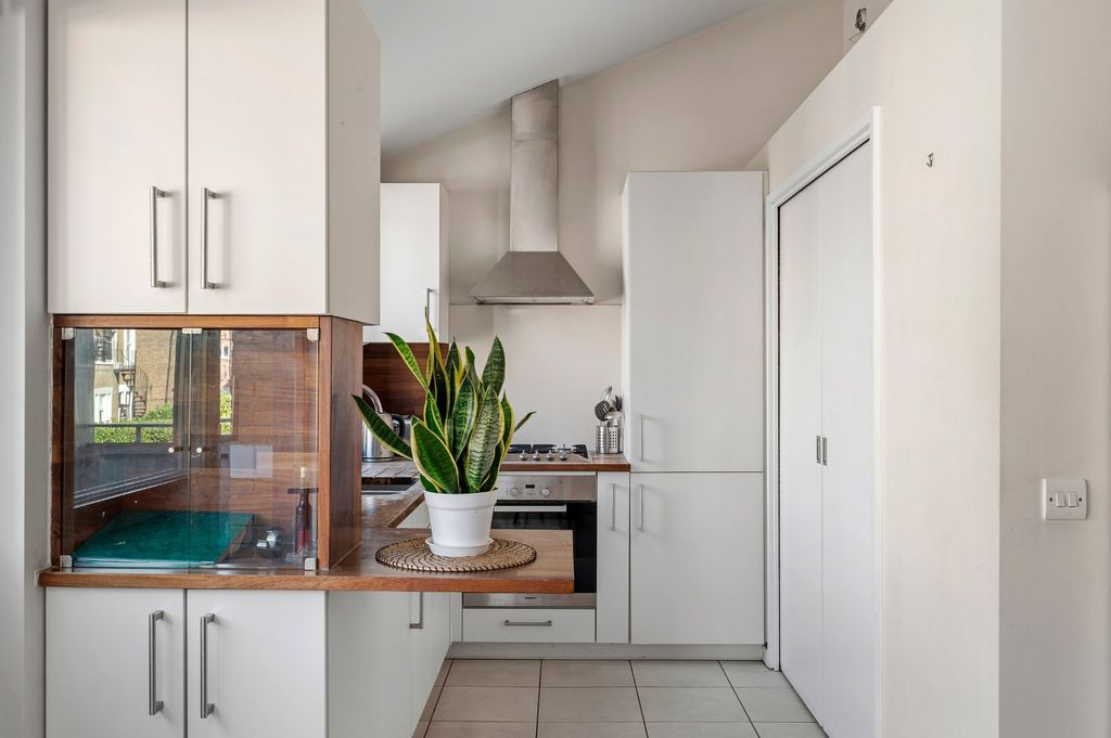 Property photo 3 of 12 Kitchen
