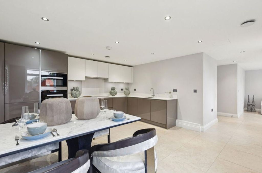 Property photo 3 of 11 Gallery