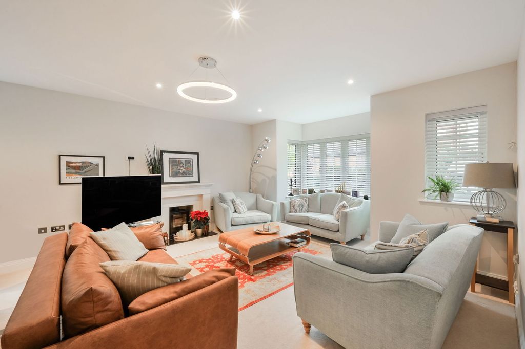 Property photo 2 of 23