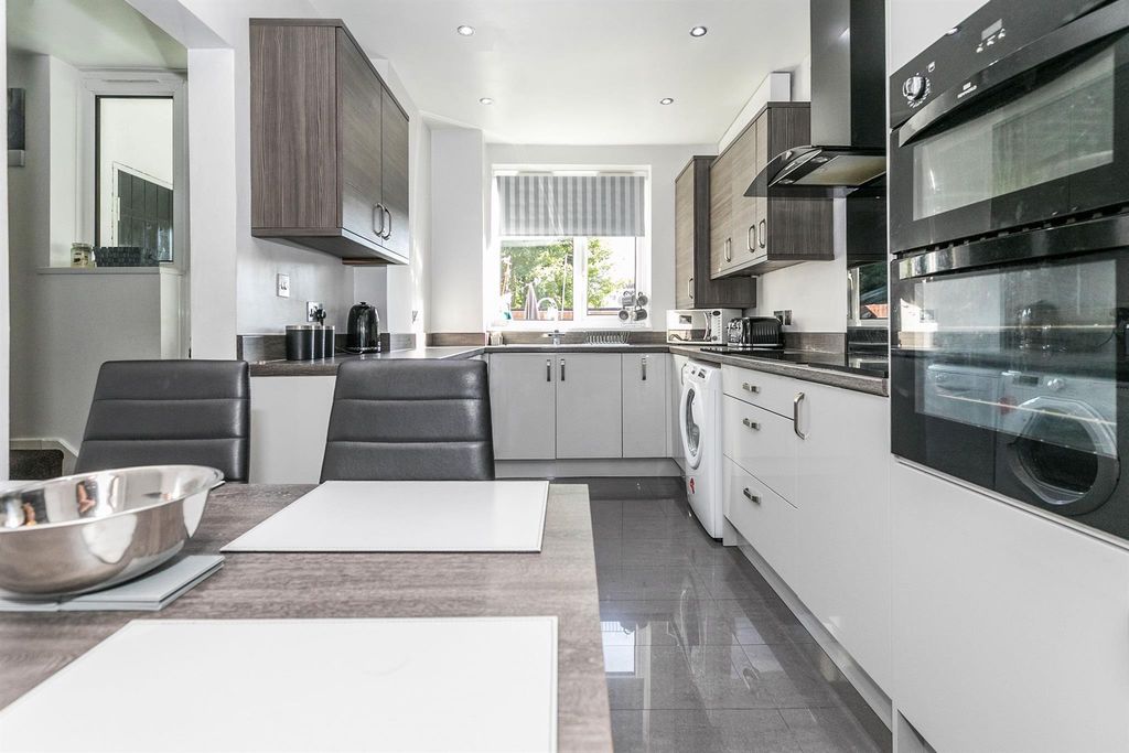 Property photo 3 of 9 Kitchen