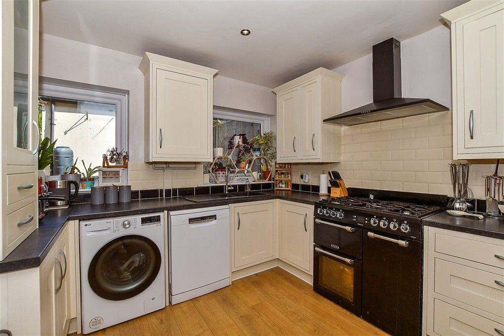Property photo 3 of 10 Kitchen