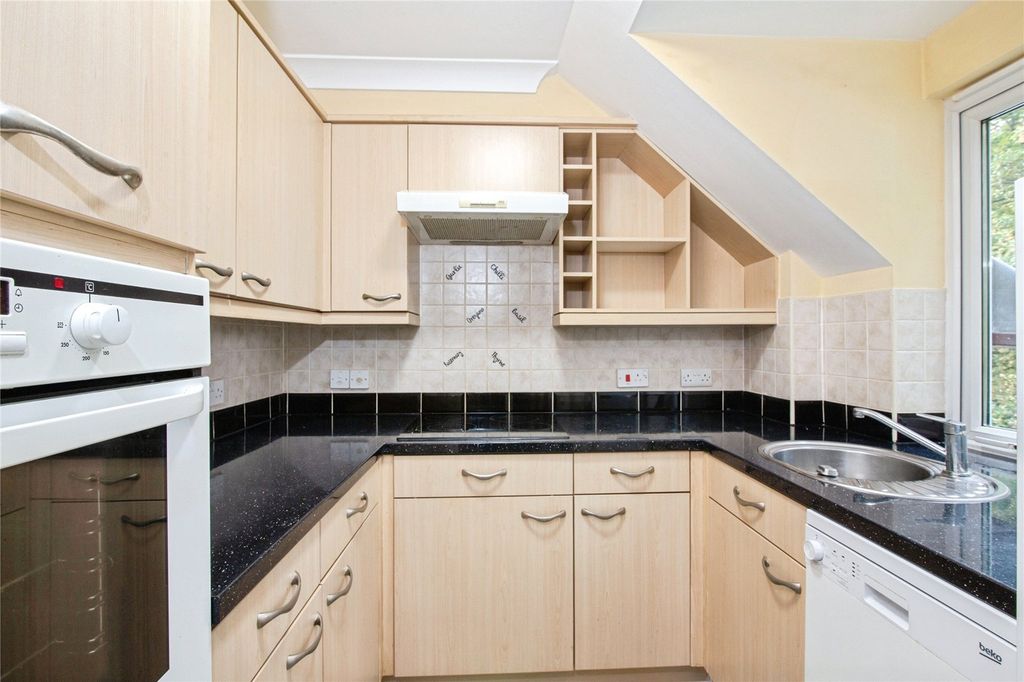 Property photo 3 of 11 Kitchen