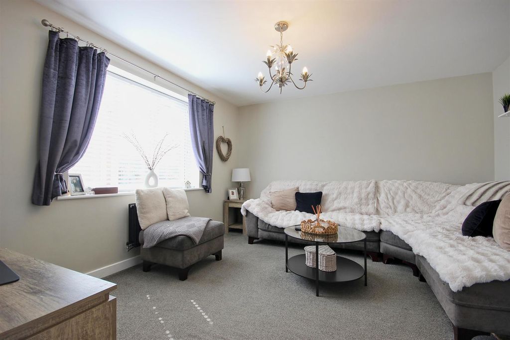 Property photo 3 of 21 Lounge