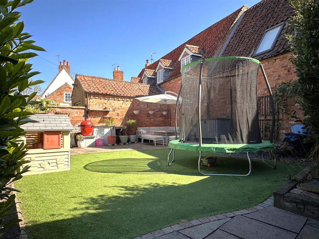 Property photo 3 of 25 Lovely Private Garden 618