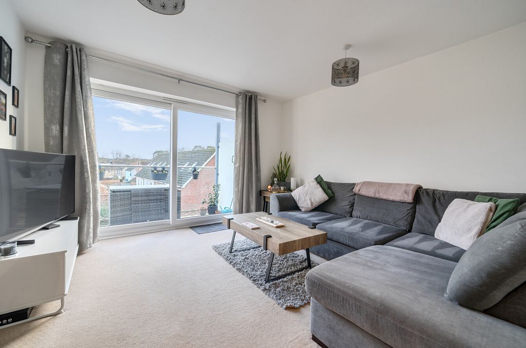 Property photo 3 of 15 1401163-7-696Fae4...