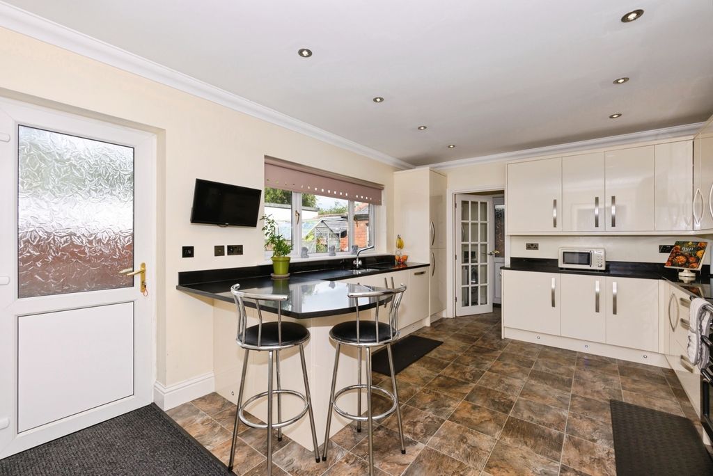 Property photo 3 of 14 Kitchen