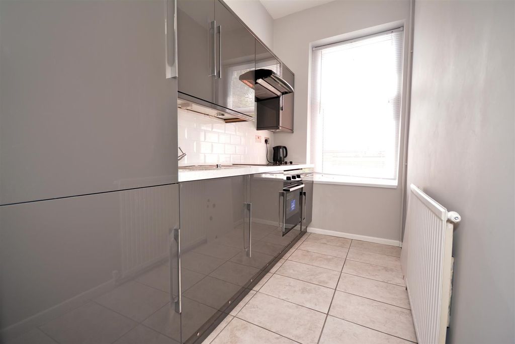 Property photo 3 of 10 Kitchen