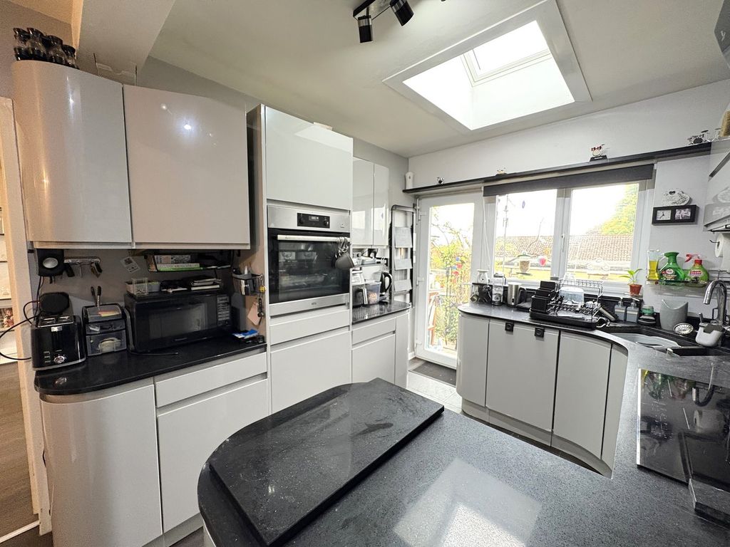 Property photo 2 of 27