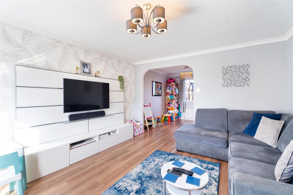 Property photo 3 of 19 Living2.Jpg