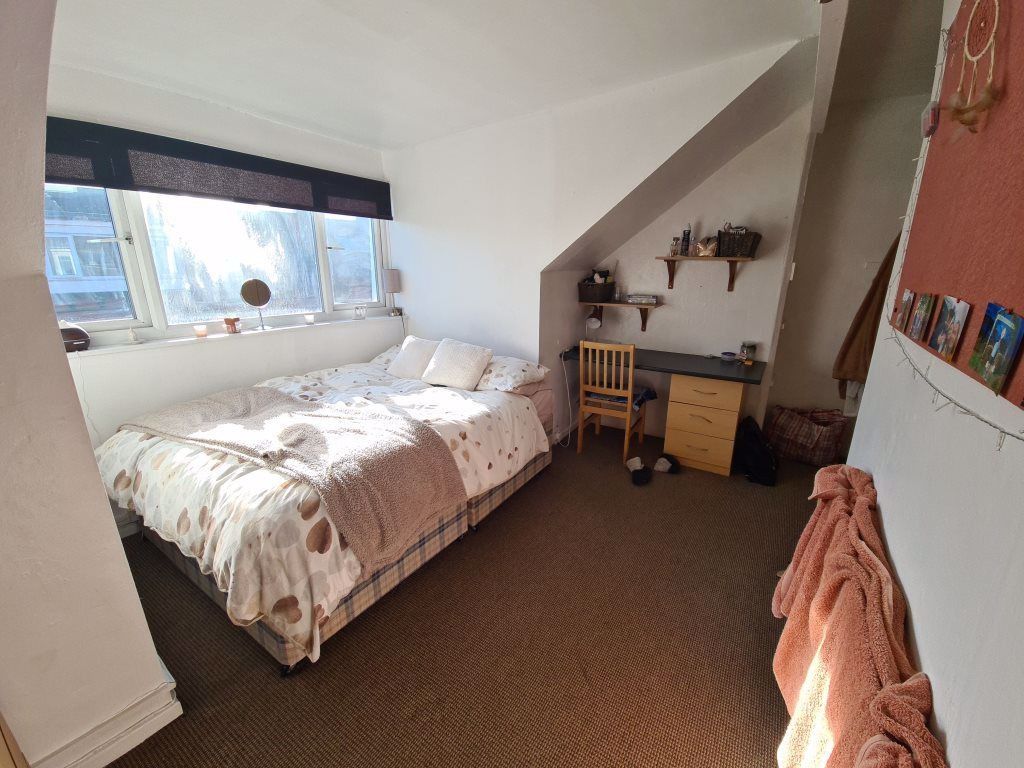 Property photo 2 of 9 Bright And Cozy Double Bedroom Featuring A Large W...