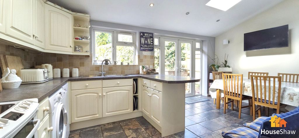 Property photo 3 of 28