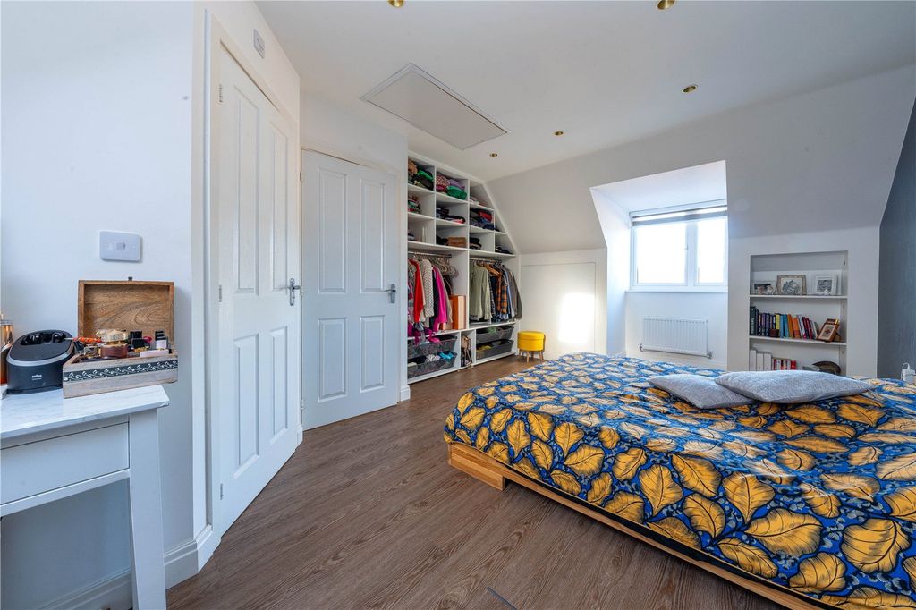 Property photo 3 of 17 Main Bedroom