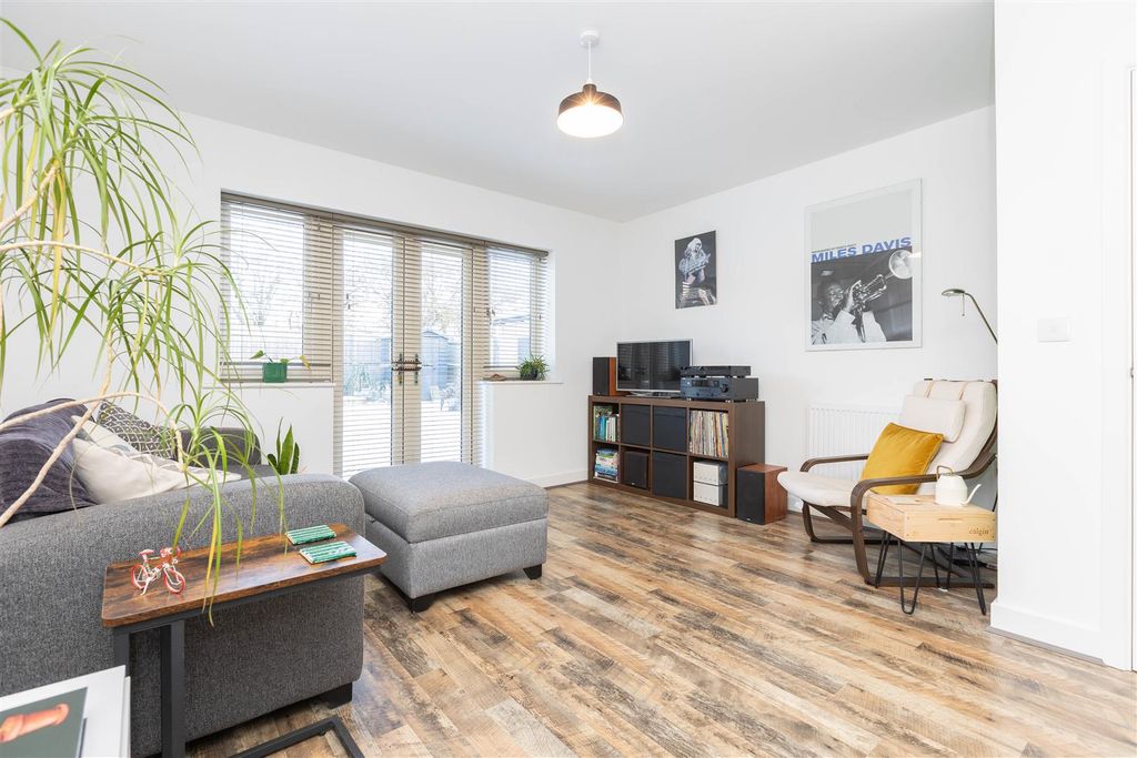 Property photo 3 of 16 Lounge