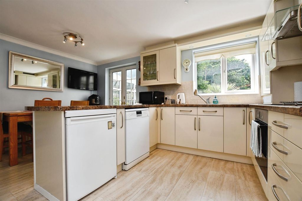 Property photo 3 of 28 Fitted Kitchen/Dining