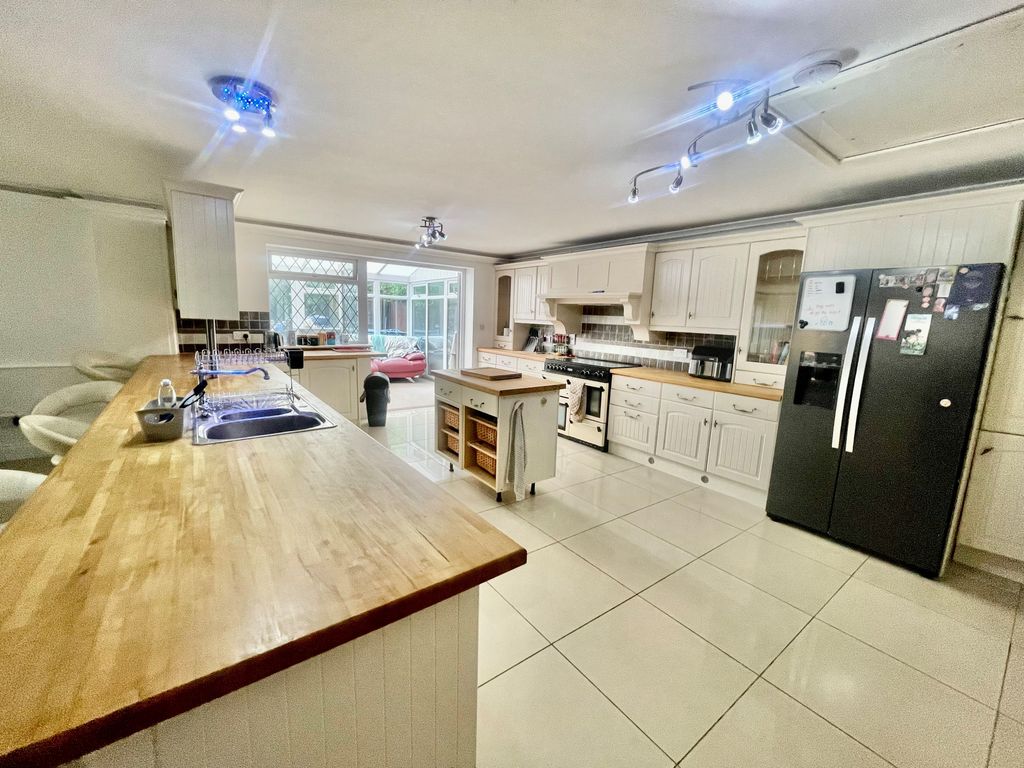 Property photo 3 of 14 Kitchen