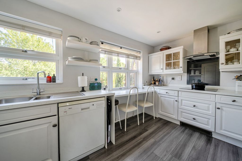 Property photo 3 of 16 1468353-18-6A180c...