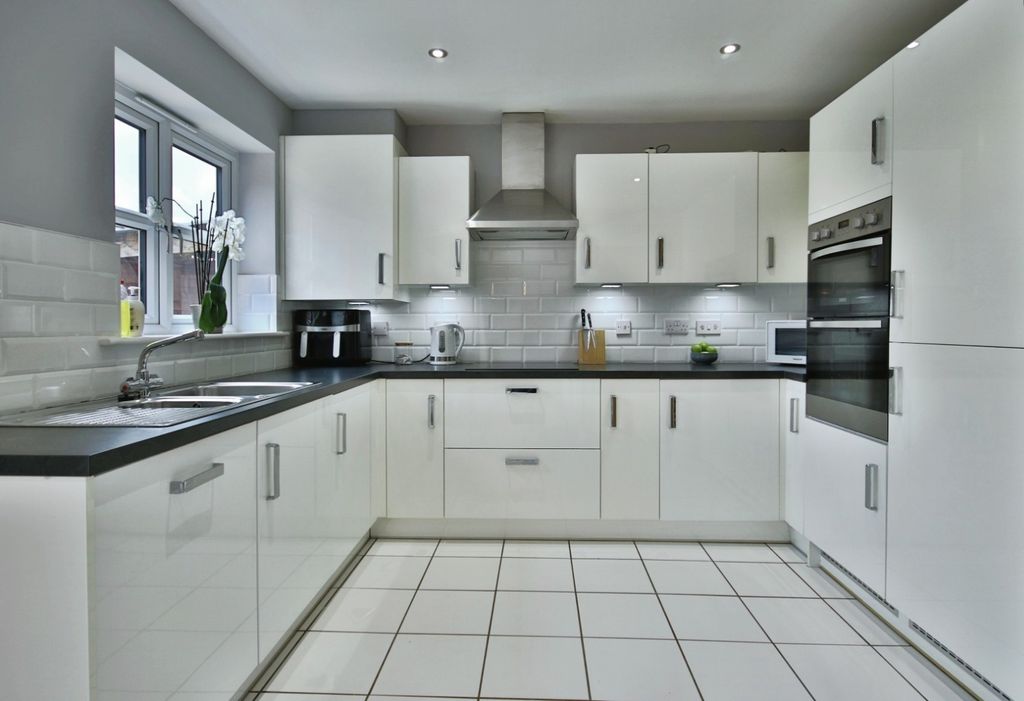 Property photo 3 of 25 3999456