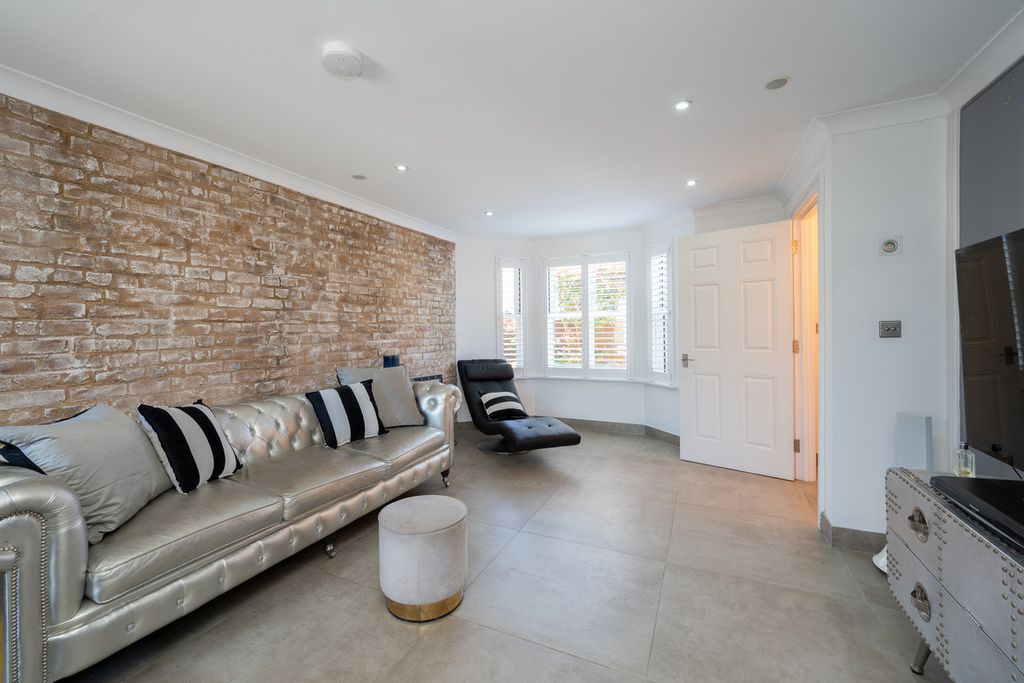 Property photo 1 of 32