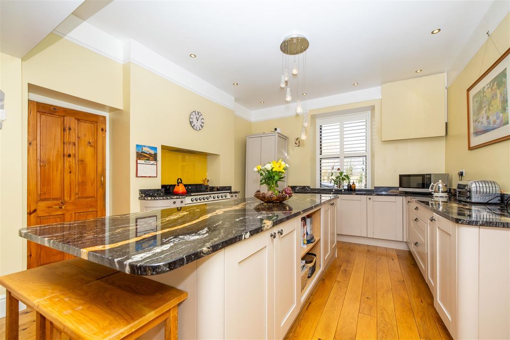 Property photo 2 of 31 Kitchen