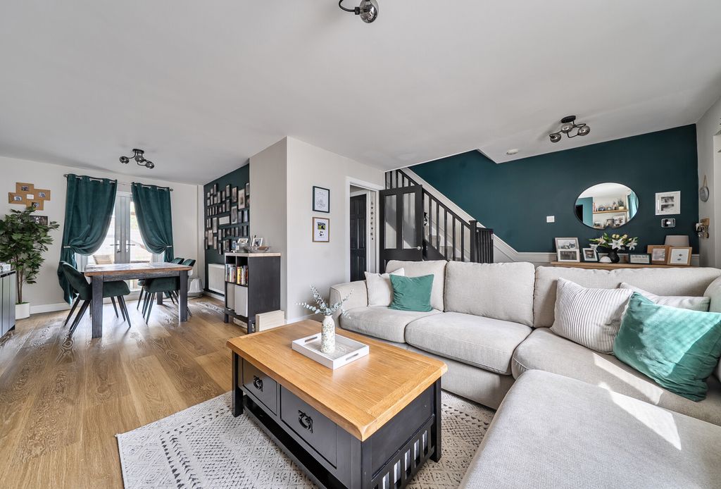 Property photo 1 of 11 Lounge