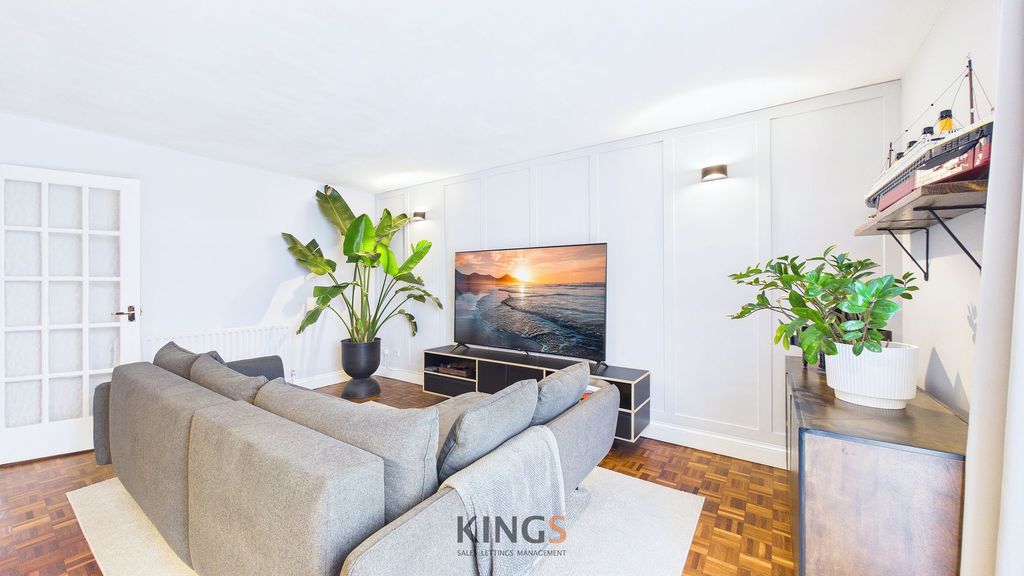 Property photo 2 of 23 Lounge