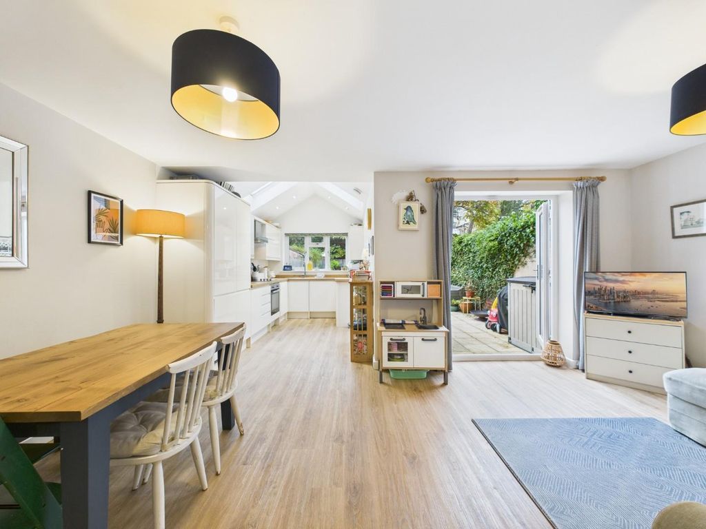 Property photo 2 of 32 Cam01530G0-Pr0352-Still020.Jpg