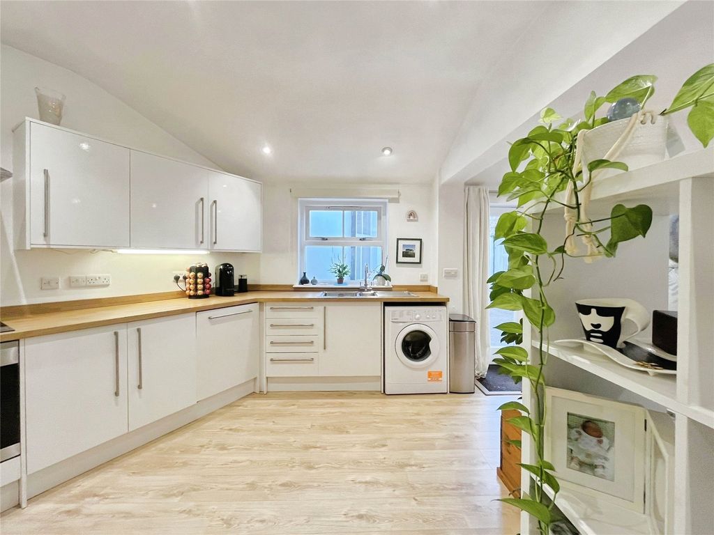 Property photo 2 of 11 Kitchen