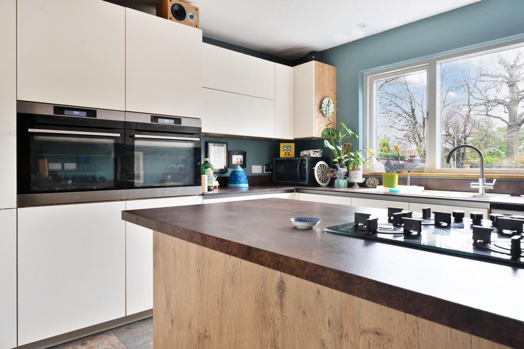 Property photo 3 of 21 Kitchen