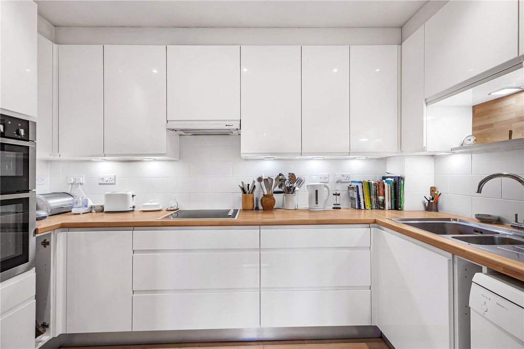 Additional image 5 of 3 bed flat for saleThe Cloisters, Pegasus Grange OX1.