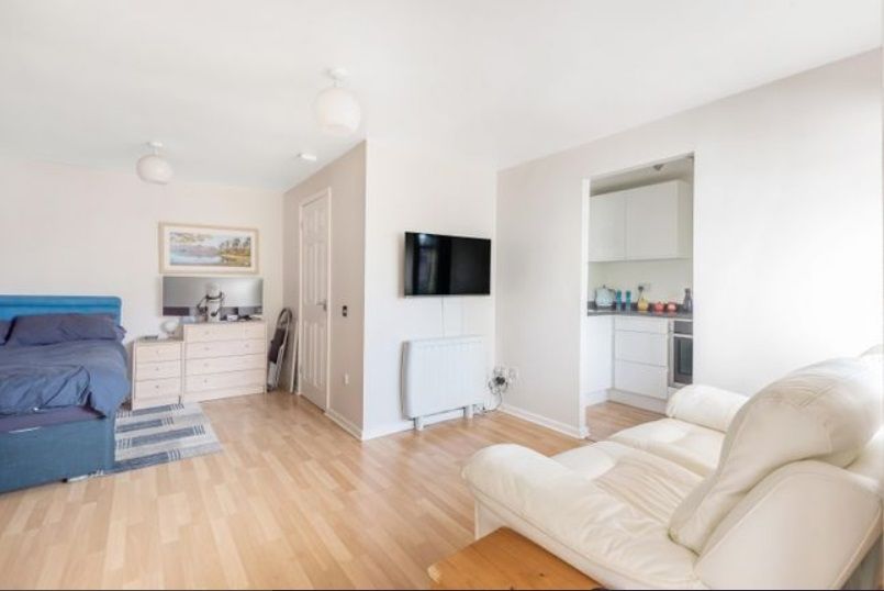 Property photo 2 of 6 14 Langley Road liv