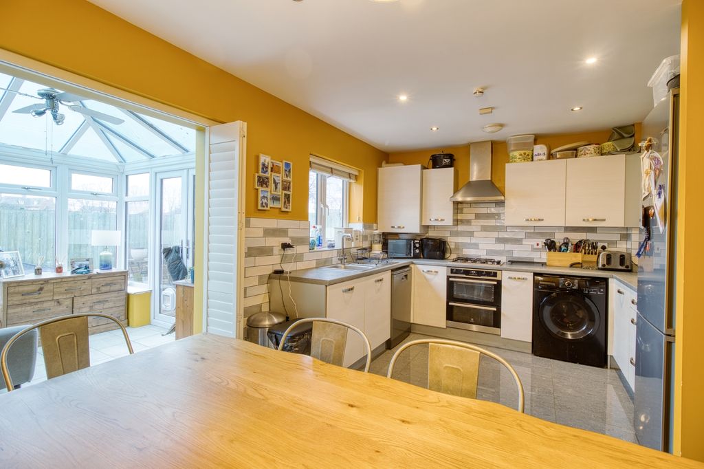 Property photo 3 of 13 Kitchen - Ewemove Swindon South