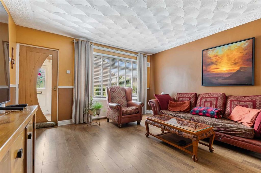 Property photo 2 of 33 Lounge (1)