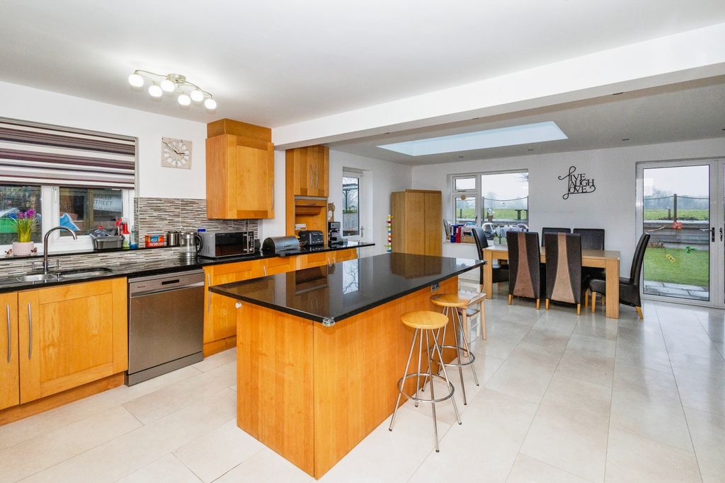 Property photo 3 of 20 Kitchen/Diner