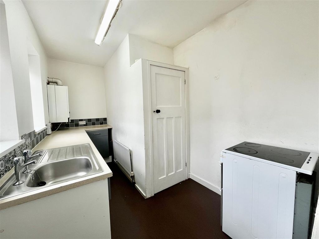 Property photo 3 of 9 Kitchen