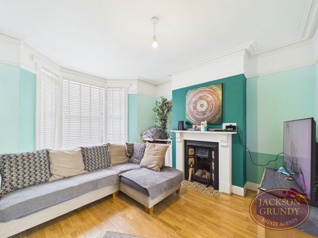 Property photo 2 of 15 Whitworth Road