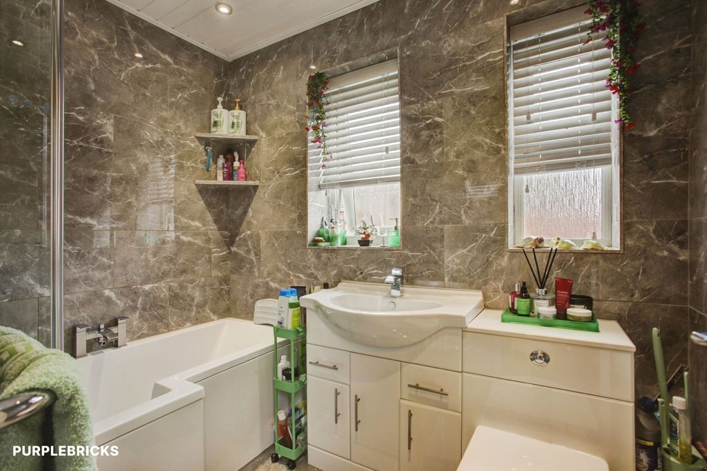 Property photo 3 of 21 Bathroom