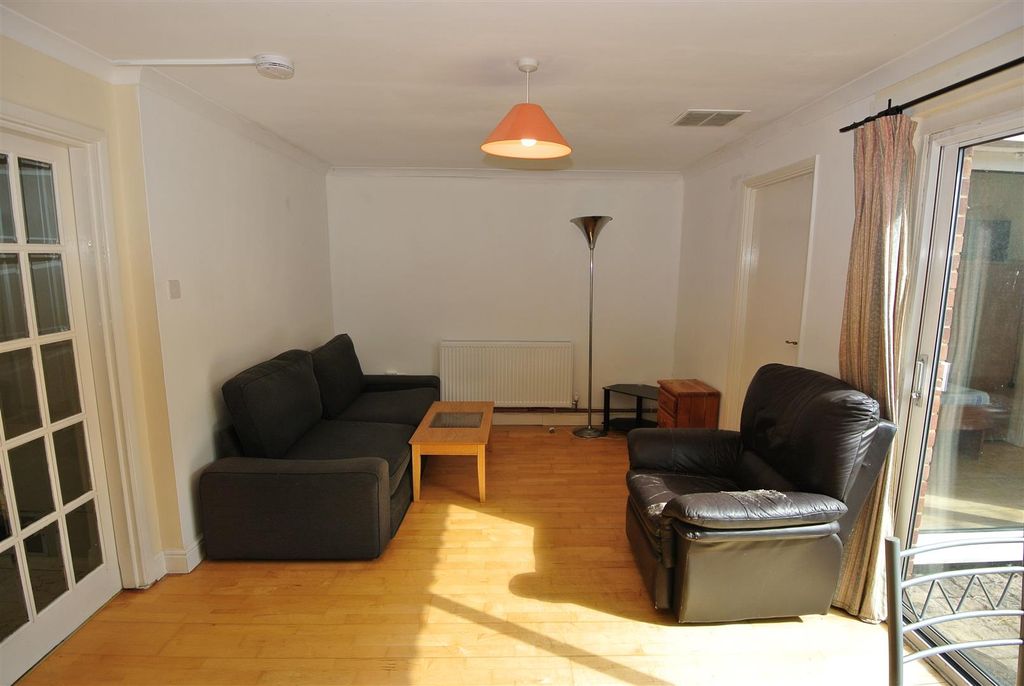 Property photo 3 of 14 Lounge Area.Jpg