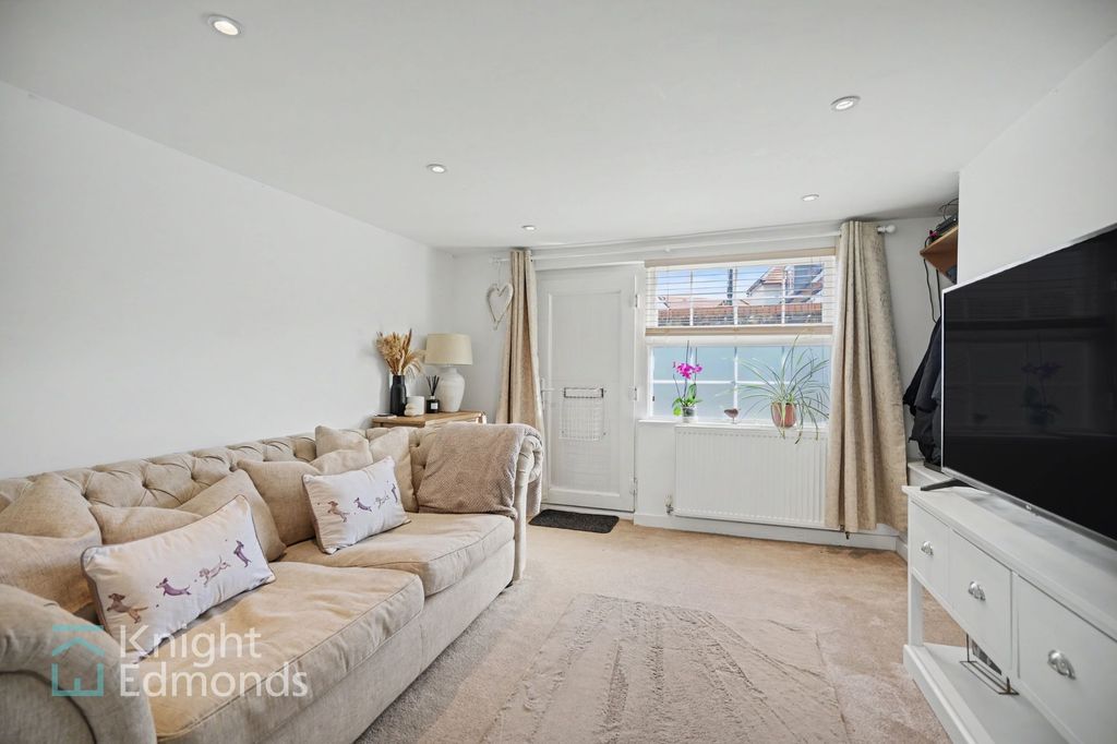 Property photo 1 of 13 Lounge