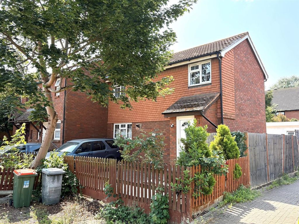 Property photo 1 of 11 House At Beckton For Sale At E6 By Barrain London