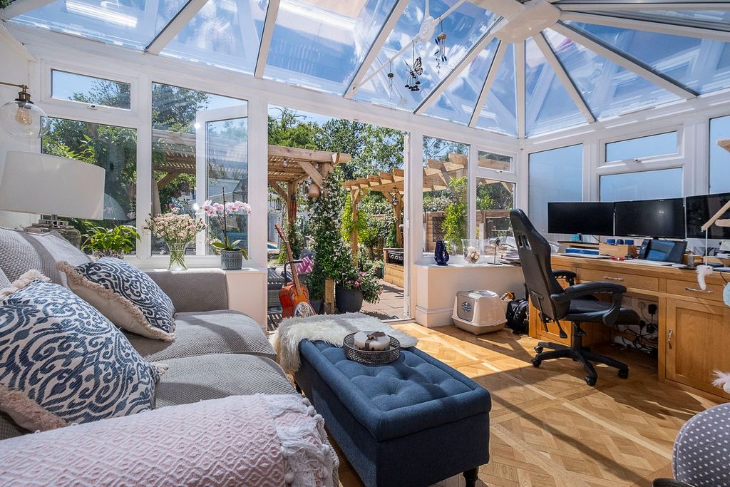 Property photo 3 of 37 Conservatory