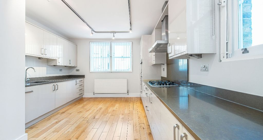 Property photo 2 of 11 Kitchen